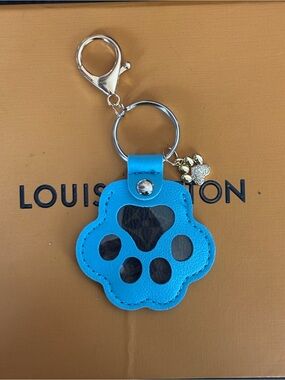 Louis Vuitton Monogram Blue
Dog Paw Bag Charm 5 inches